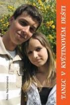 Tanec v květinovém dešti